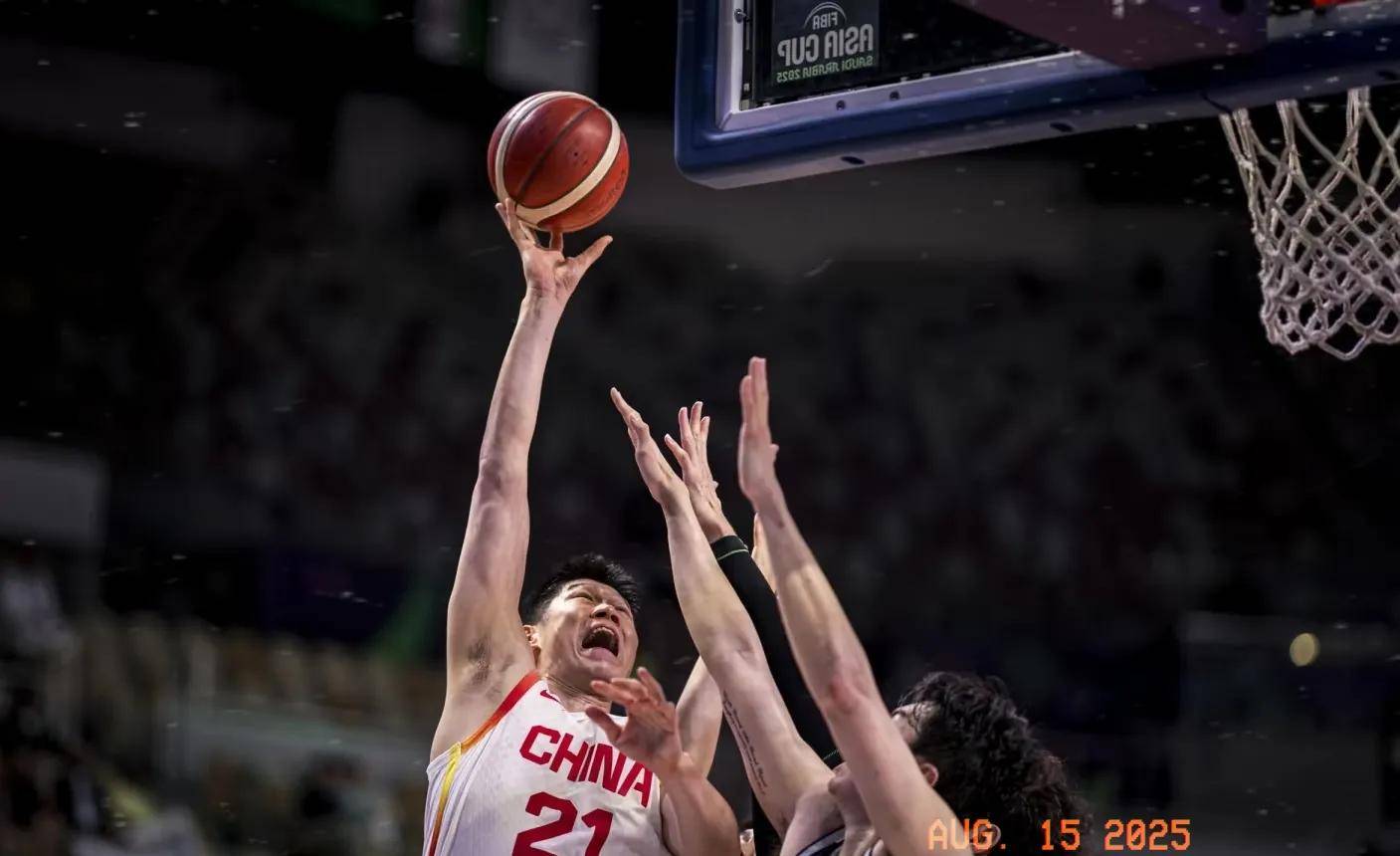 球员状态神勇，对抗局势紧张刺激