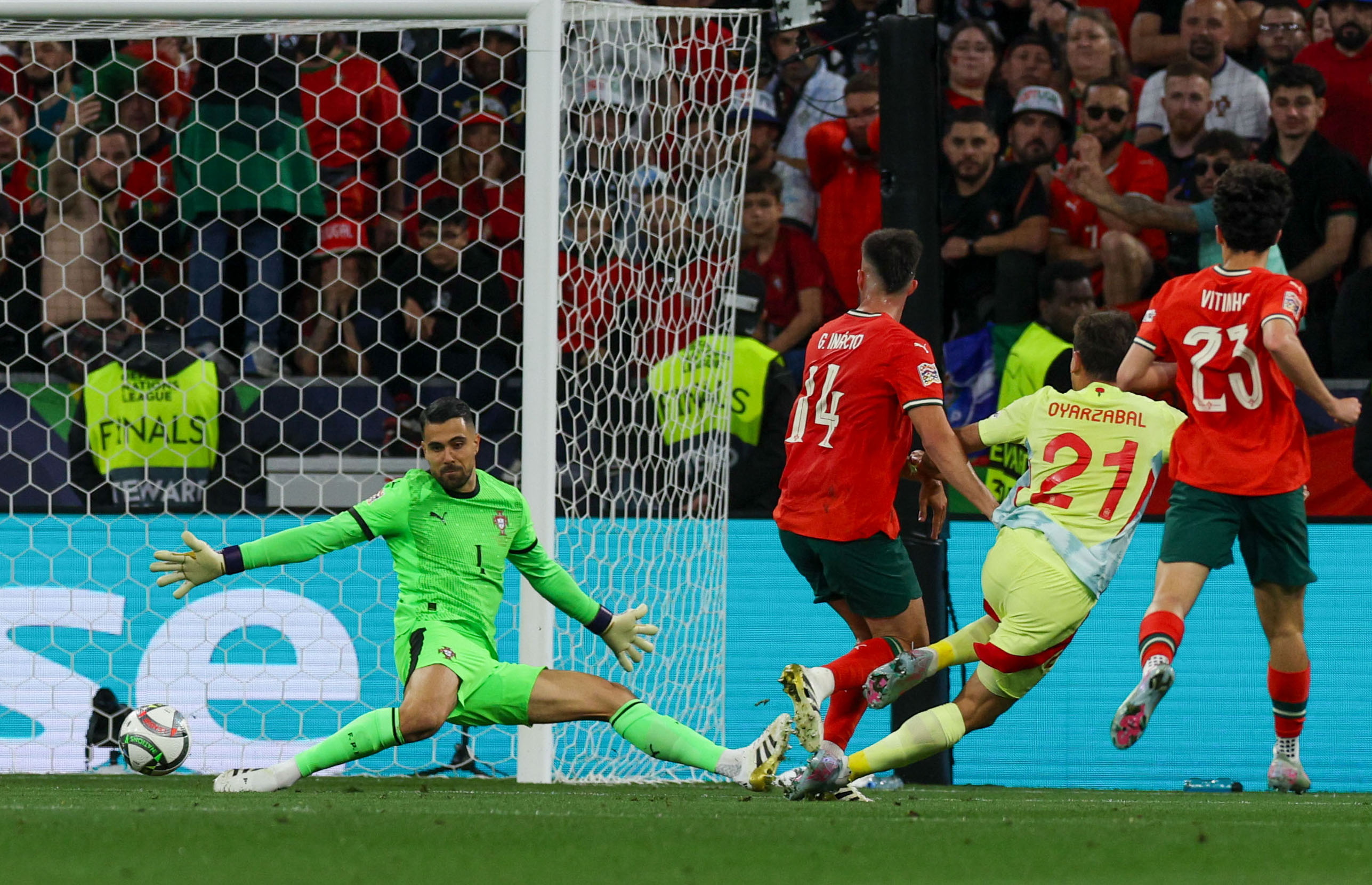 瑞典国足奋力拼搏，成功晋级半决赛