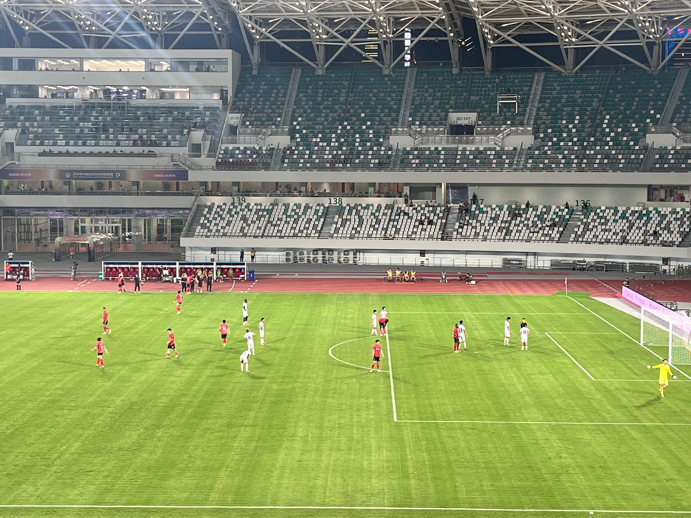 关于球场上的激情之战，场面震撼人心的信息