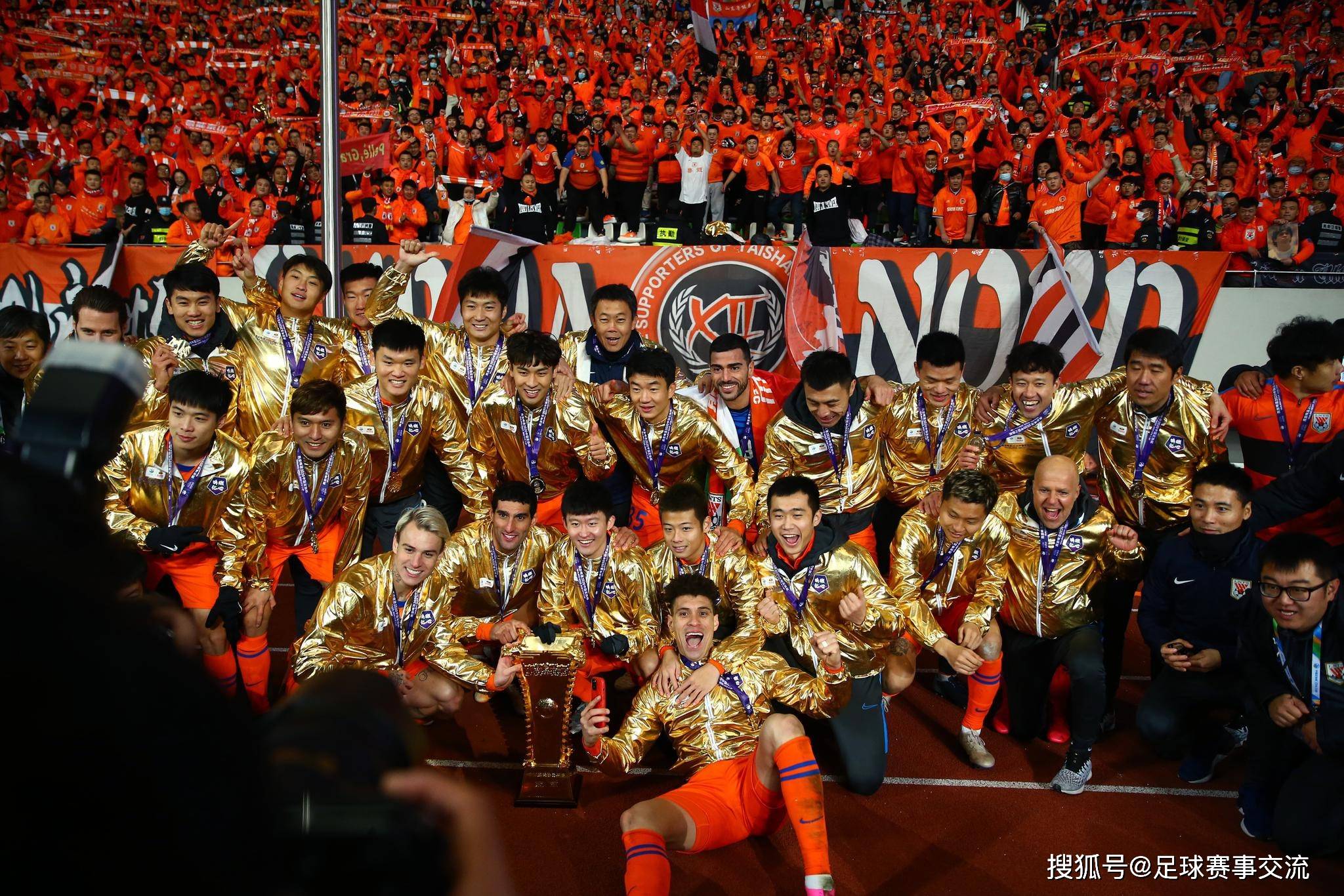 足球赛场上强强对抗，场面火爆非凡