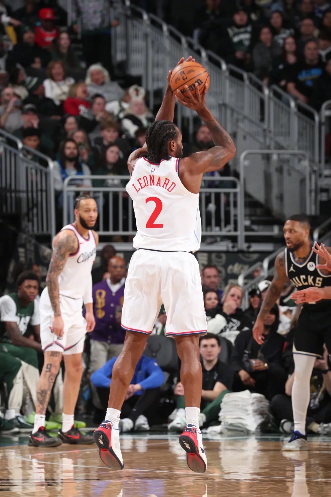 「快船击败雄鹿，保罗乔治合砍50分」的简单介绍