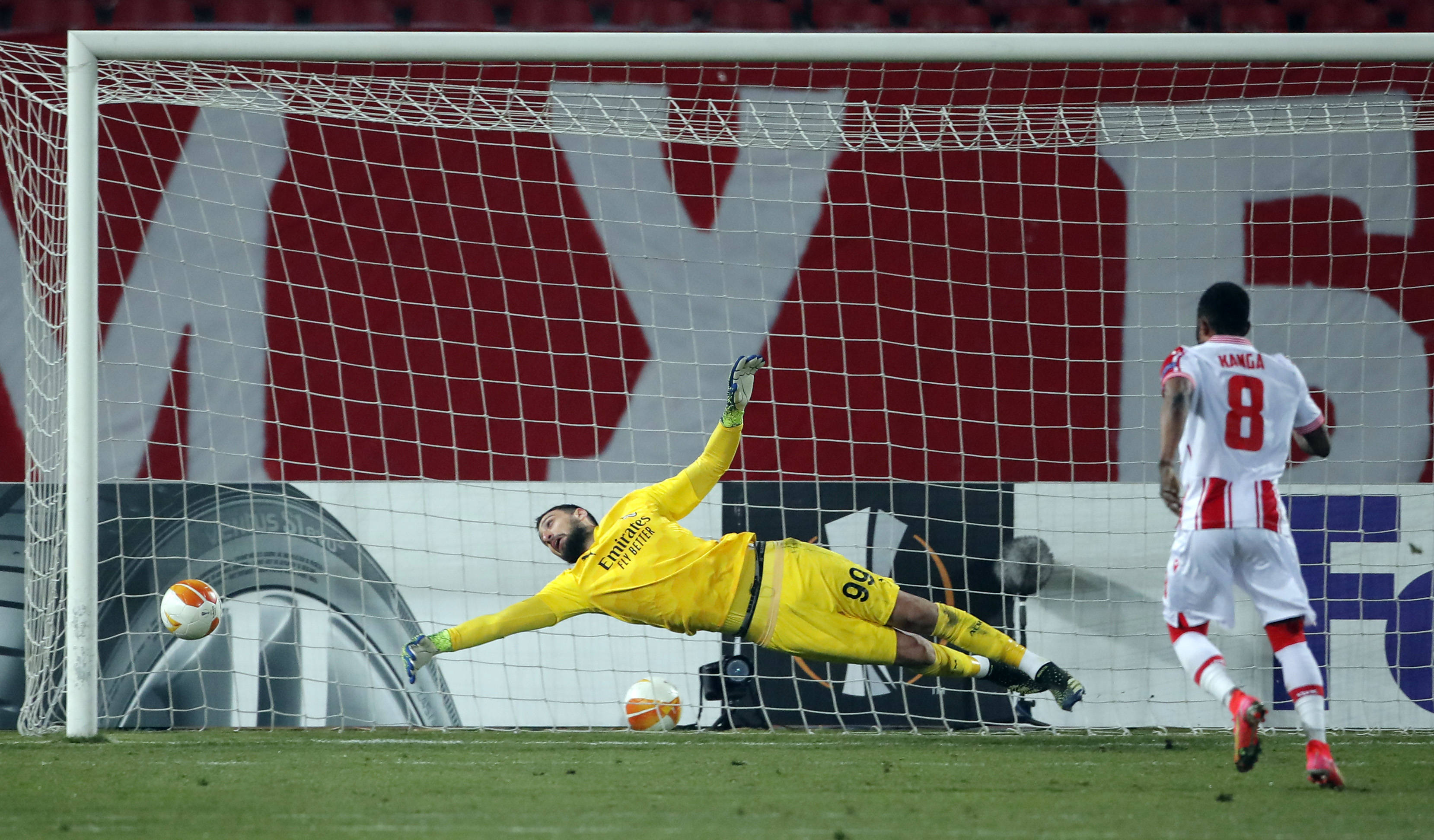 足球比赛中的关键时刻，豪门球队逆袭