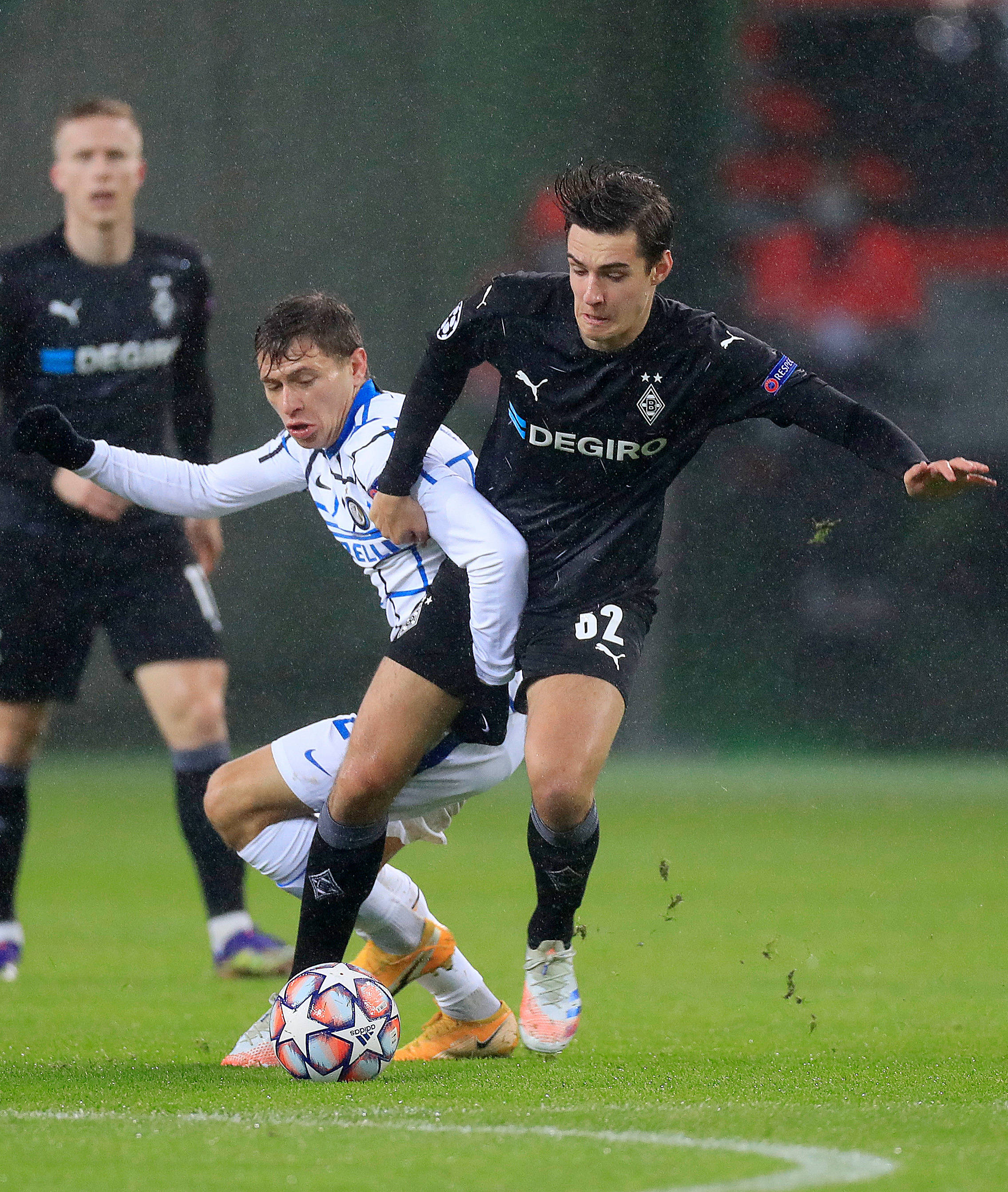 足球比赛中的关键时刻，豪门球队逆袭