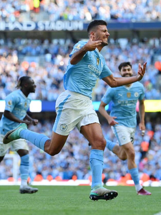 包含曼城客场逆转西汉姆，赢得关键三分的词条